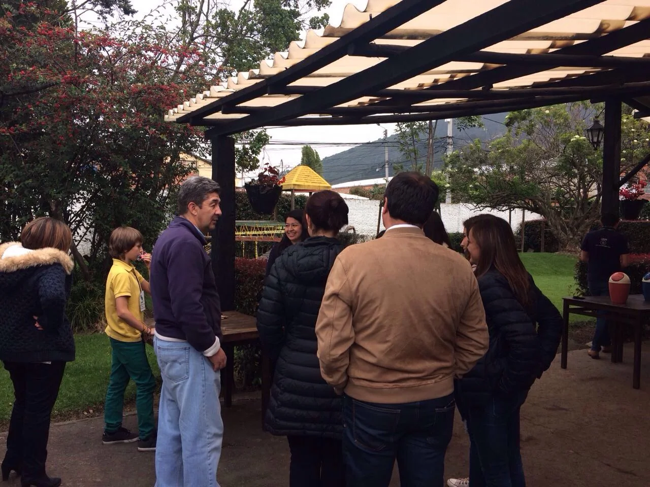 Grupo de participantes en actividad educativa y conversación guiada