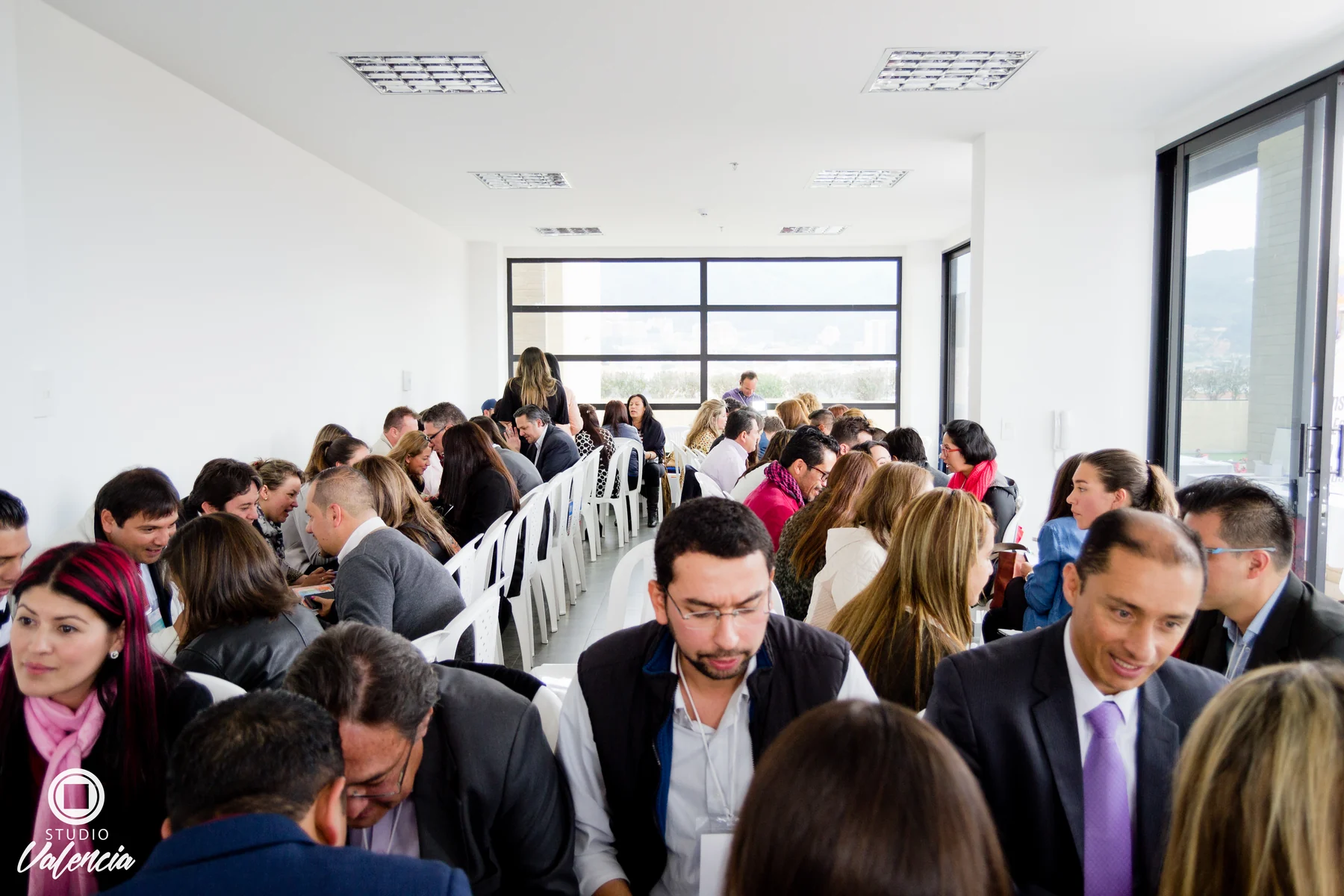 Participantes en experiencia empresarial Level UP conversando en mesas