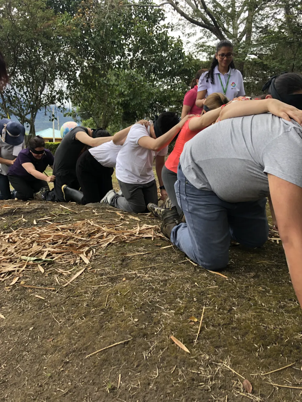Participantes de Fundación Michin coordinándose durante una actividad colaborativa